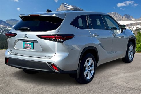 Used 2024 Toyota Highlander LE image 2