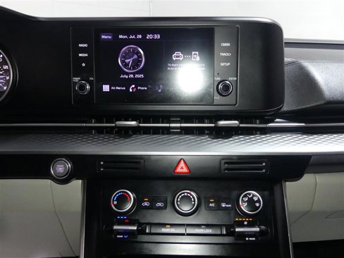 Used 2022 Kia Carnival LX image 35