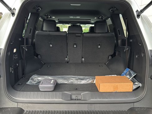 New 2025 Lexus LX 600 4WD w/ Luxury Package image 32