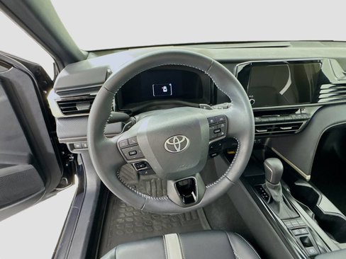 Used 2025 Toyota Camry SE image 11