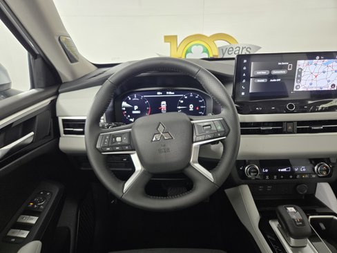 New 2025 Mitsubishi Outlander SE image 14