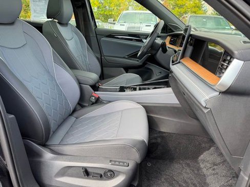 Certified 2025 Volkswagen Tiguan SEL R-Line image 26