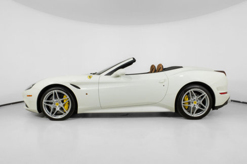 Used 2017 Ferrari California T image 3