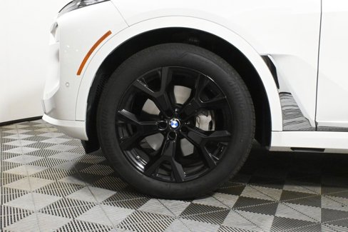 Used 2025 BMW X7 xDrive40i w/ Premium Package image 12