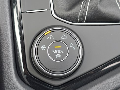 New 2025 Volkswagen Taos SE image 16