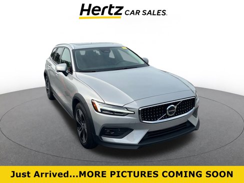 Used 2025 Volvo V60 B5 Cross Country Plus image 1