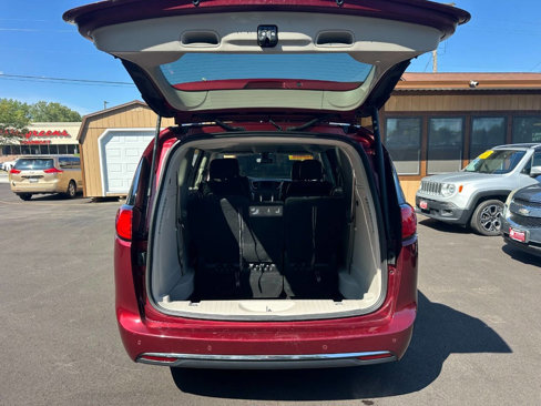 Used 2020 Chrysler Pacifica Touring-L image 5