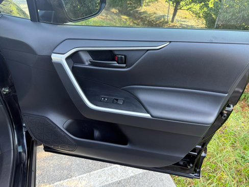 Used 2022 Toyota RAV4 LE image 29