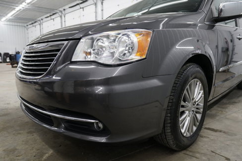 Used 2015 Chrysler Town & Country Touring-L w/ Driver Convenience Group image 6