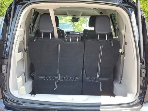 Used 2023 Chrysler Pacifica Touring-L image 6