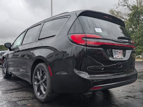 New 2026 Chrysler Pacifica Limited image 4
