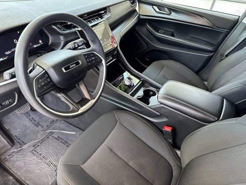Used 2024 Jeep Grand Cherokee Laredo image 10