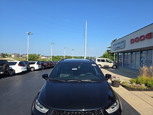 New 2026 Chrysler Pacifica Limited w/ S Appearance Package image 4