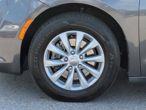 Used 2019 Chrysler Pacifica Touring-L image 10