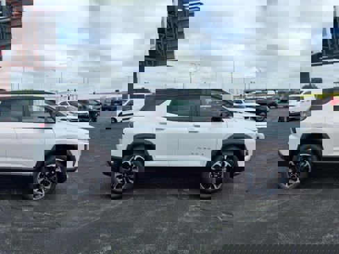 New 2026 Chevrolet Equinox LT image 2