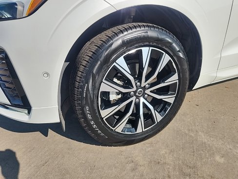 Certified 2025 Volvo XC60 B5 Plus image 10