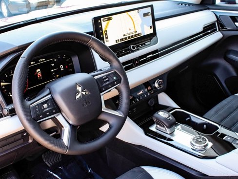 New 2025 Mitsubishi Outlander SE image 15
