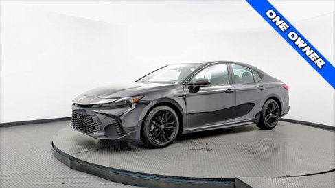 Used 2025 Toyota Camry SE image 2