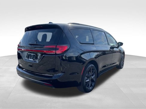 New 2026 Chrysler Pacifica Limited w/ Uconnect Theater Family Group image 5