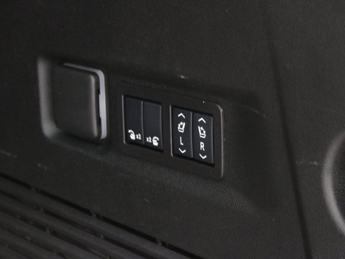 Used 2025 Chevrolet Suburban Z71 image 42