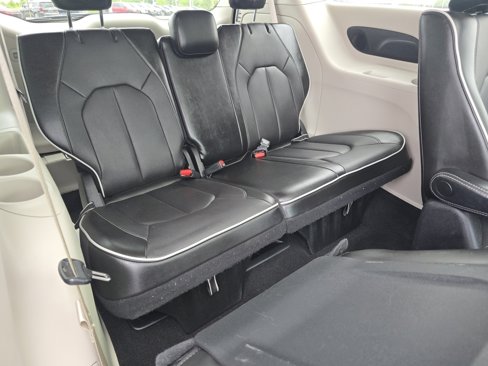 Used 2023 Chrysler Pacifica Limited image 31