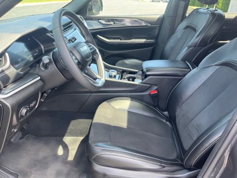Used 2023 Jeep Grand Cherokee Altitude image 6