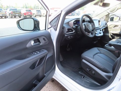 New 2026 Chrysler Pacifica Select image 16