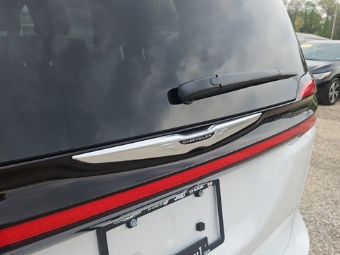 New 2025 Chrysler Pacifica Select w/ Uconnect Theater Family Group image 40