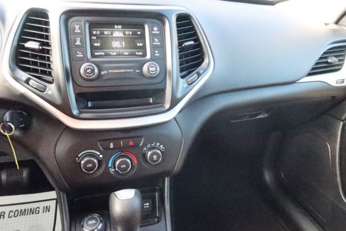 Used 2017 Jeep Cherokee Sport image 9