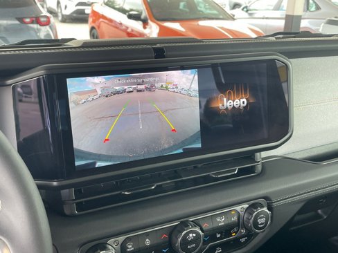 Used 2025 Jeep Wrangler Sahara image 17