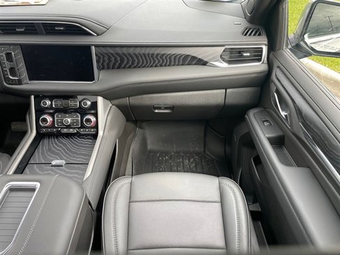 Used 2024 GMC Yukon XL Denali w/ Advanced Technology Package image 6