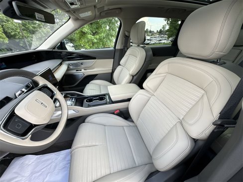 New 2025 Lincoln Nautilus Reserve image 11