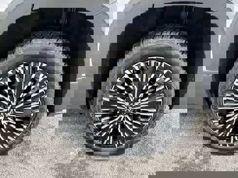 Certified 2025 Volkswagen Taos SE image 30