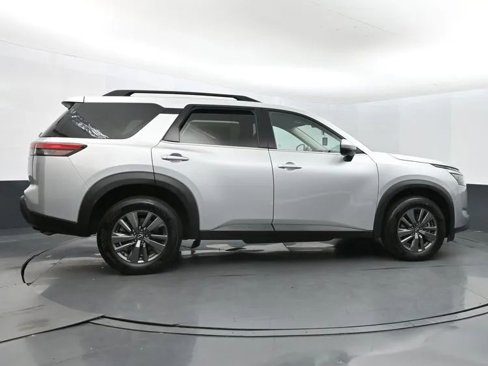 Used 2023 Nissan Pathfinder SV image 4