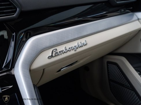 Used 2021 Lamborghini Urus image 16