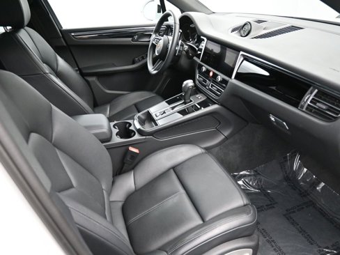 Certified 2025 Porsche Macan image 11