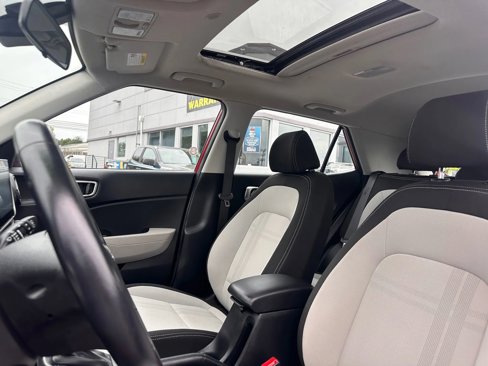 Used 2023 Hyundai Venue SEL image 10