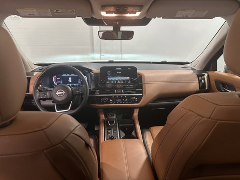 Used 2024 Nissan Pathfinder Platinum image 12