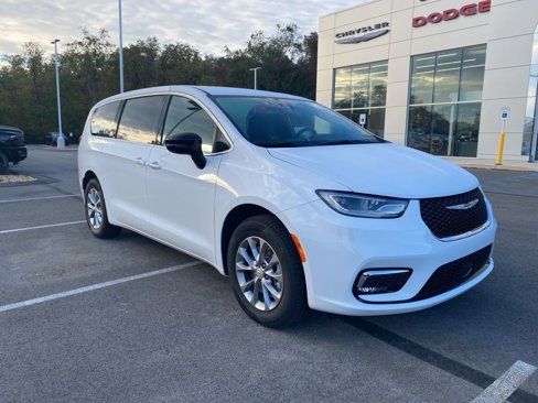 New 2026 Chrysler Pacifica Select image 1