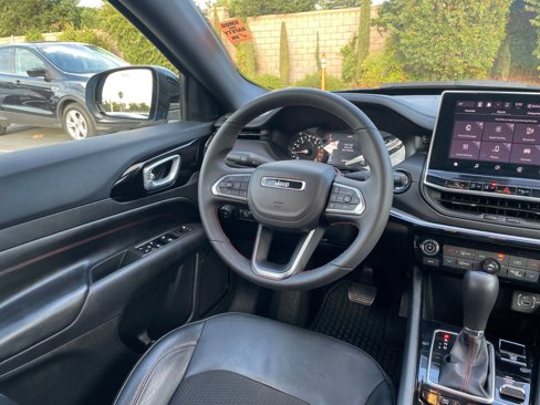 Used 2025 Jeep Compass Trailhawk image 33