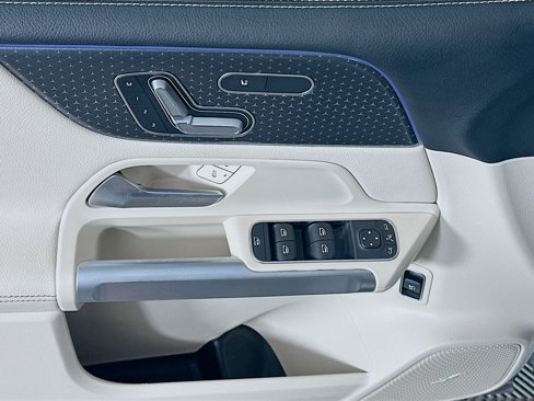Used 2025 Mercedes-Benz GLB 250 image 15
