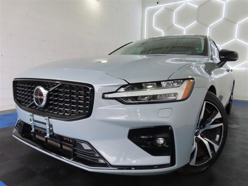 Used 2025 Volvo S60 B5 Core image 2