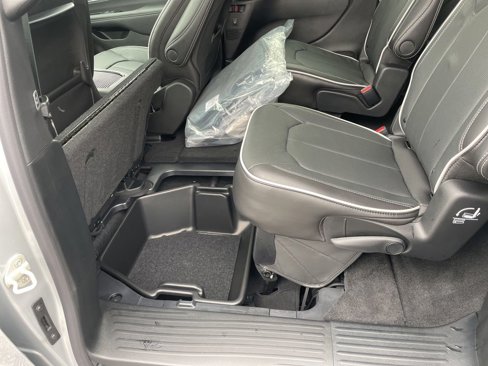 New 2026 Chrysler Pacifica Limited w/ Uconnect Theater Family Group image 32