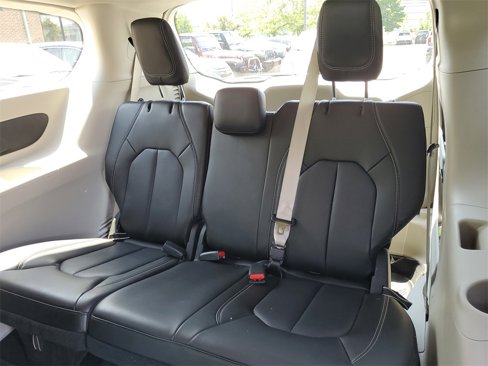 Used 2023 Chrysler Pacifica Touring-L image 27