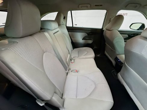 Used 2021 Toyota Highlander LE image 25