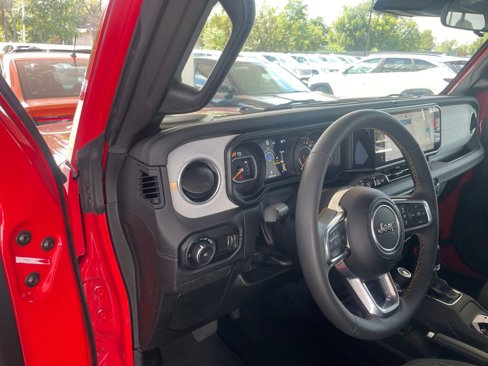 Used 2025 Jeep Wrangler Sahara image 33