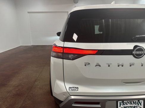 Used 2024 Nissan Pathfinder Platinum image 46