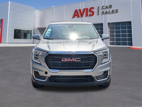Used 2024 GMC Terrain SLE image 2