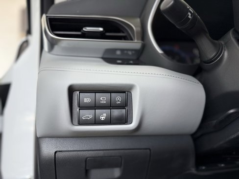 Used 2024 Toyota Highlander Limited image 30