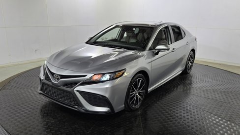 Used 2023 Toyota Camry SE image 3